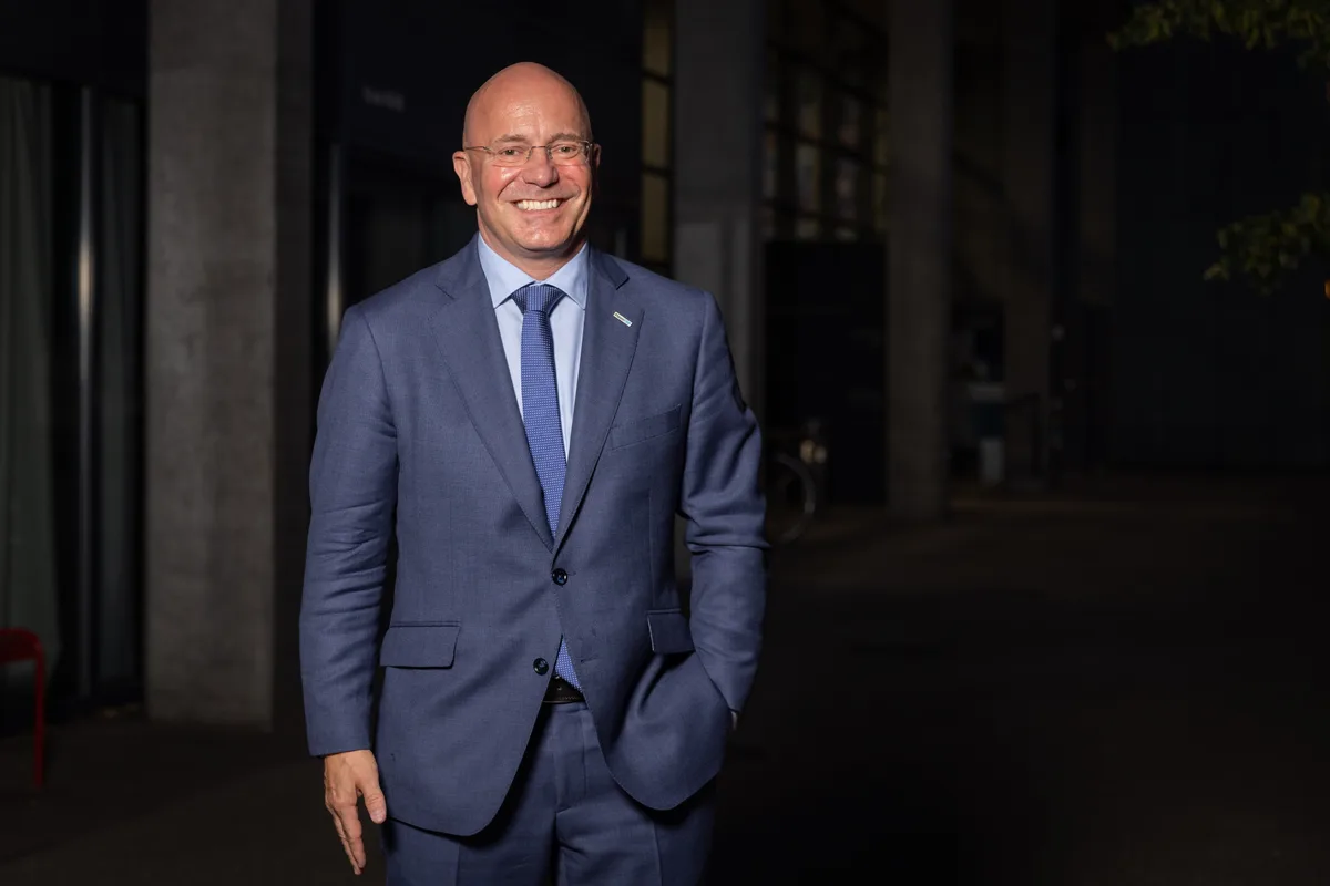 «Unsere Gesellschaft wird erst und nur dann bedroht, wenn wir andere Meinungen nicht mehr tolerieren», sagt der frisch gewählte Gemeinderatspräsident Roger Gallati. Ein Mann vor dem Stadthaus.